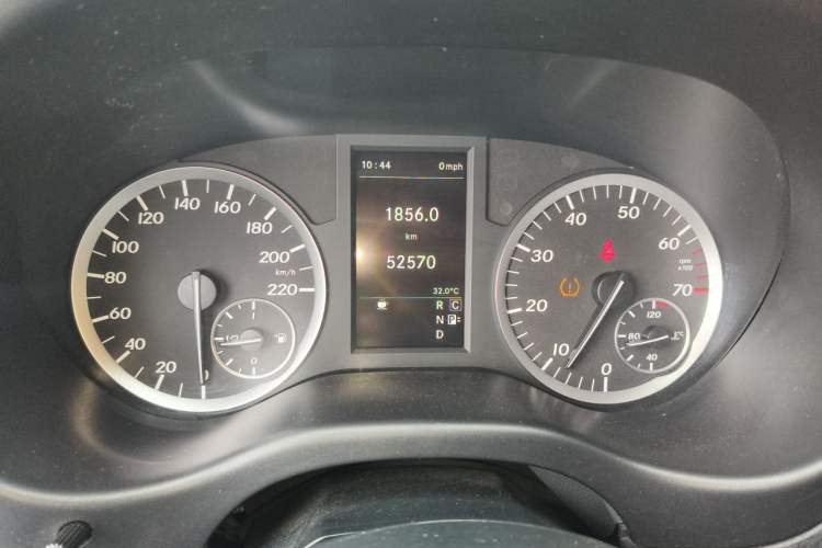 Used Mercedes-Benz Vito 2018 2.0T Business Version China VI Emission Standard Odometer Close Up