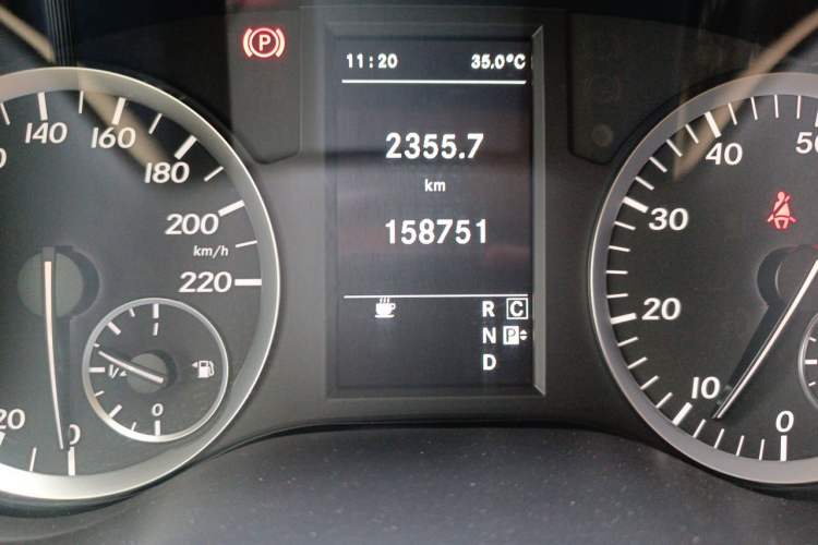 Used Mercedes-Benz Vito 2018 2.0T Business Version China V Emission Standard Odometer Close Up