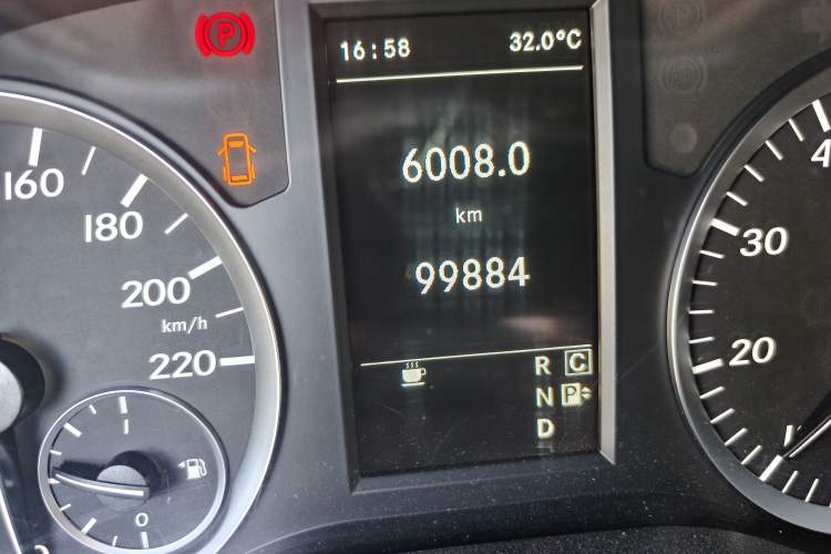 Used Mercedes-Benz Vito 2018 2.0T Elite Version 7 Seats China VI Emission Standard Odometer Close Up