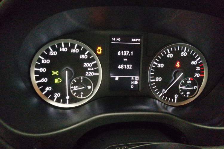 Used Mercedes-Benz Vito 2018 2.0T Business Version China V Emission Standard Odometer Close Up