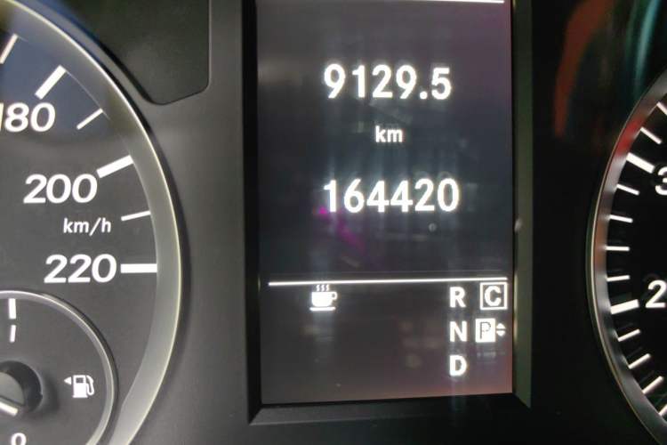 Used Mercedes-Benz Vito 2018 2.0T Elite Version 7 Seats China VI Emission Standard Odometer Close Up