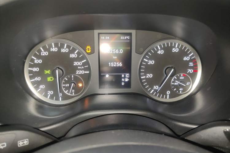 Used Mercedes-Benz Vito 2018 2.0T Elite Version 7 Seats China VI Emission Standard Odometer Close Up