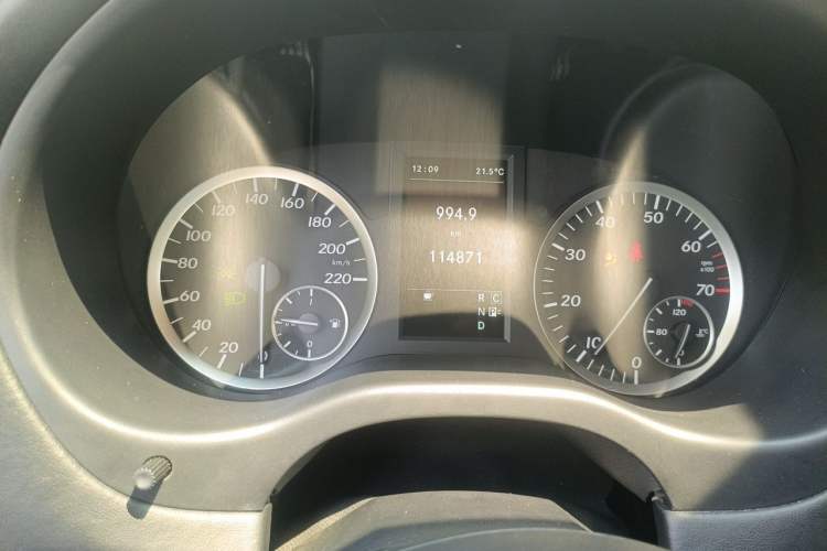 Used Mercedes-Benz Vito 2018 2.0T Business Version China VI Emission Standard Odometer Close Up
