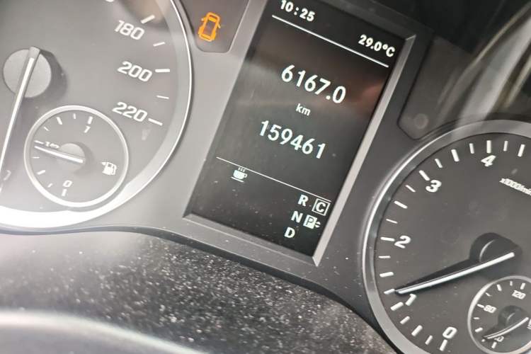 Used Mercedes-Benz Vito 2018 2.0T Business Version China V Emission Standard Odometer Close Up
