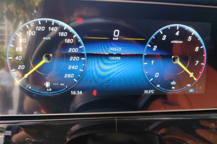 Used Mercedes-Benz Vito 2018 2.0T Business Version China VI Emission Standard Odometer Close Up