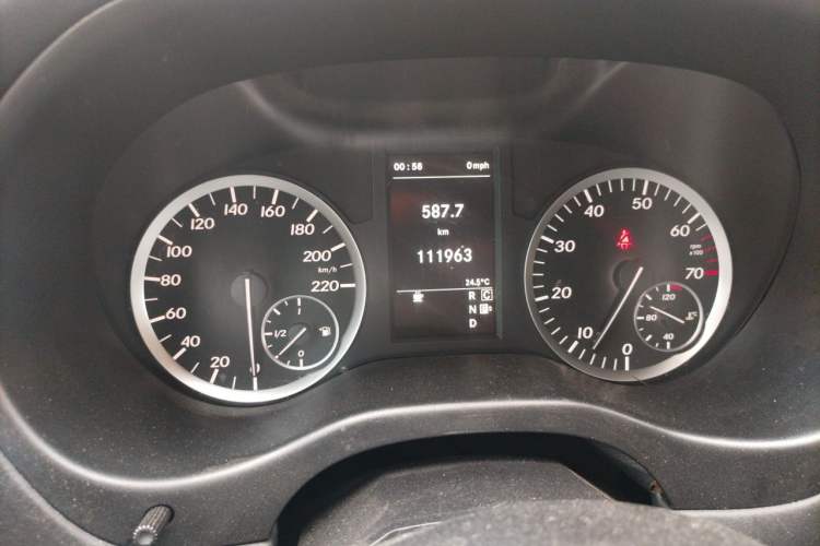 Used Mercedes-Benz Vito 2018 2.0T Elite Version 7 Seats China VI Emission Standard Odometer Close Up