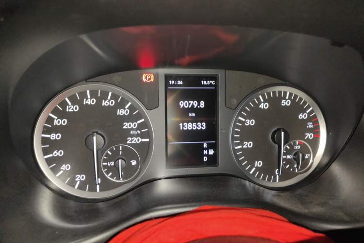 Used Mercedes-Benz Vito 2018 2.0T Business Version China V Emission Standard Odometer Close Up