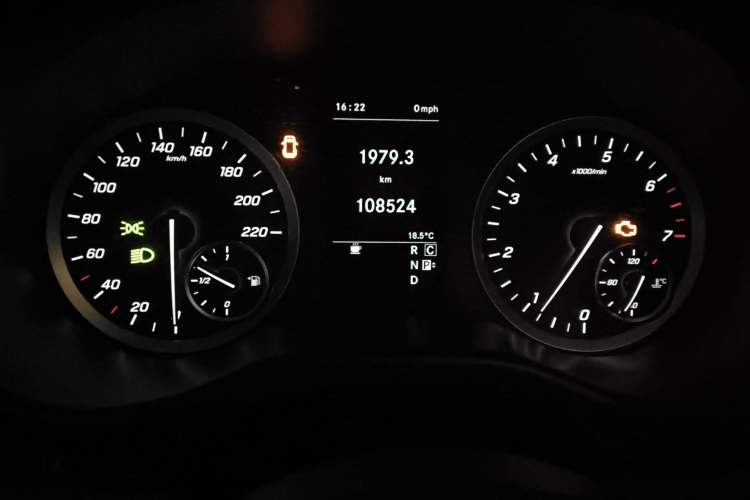 Used Mercedes-Benz Vito 2018 2.0T Business Version China VI Emission Standard Odometer Close Up