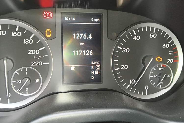 Used Mercedes-Benz Vito 2018 2.0T Elite Version 7 Seats China V Emission Standard Odometer Close Up