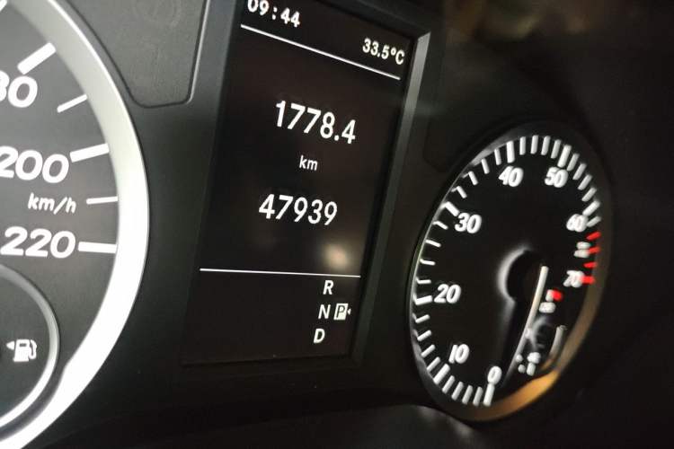 Used Mercedes-Benz Vito 2018 2.0T Business Version China VI Emission Standard Odometer Close Up