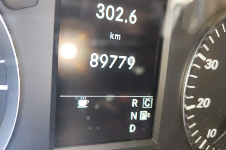 Used Mercedes-Benz Vito 2018 2.0T Elite Version 7 Seats China VI Emission Standard Odometer Close Up