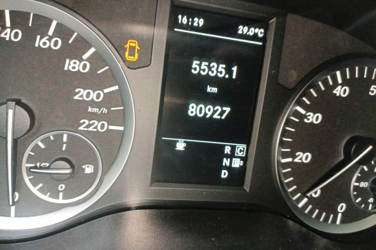 Used Mercedes-Benz Vito 2018 2.0T Business Version China V Emission Standard Odometer Close Up