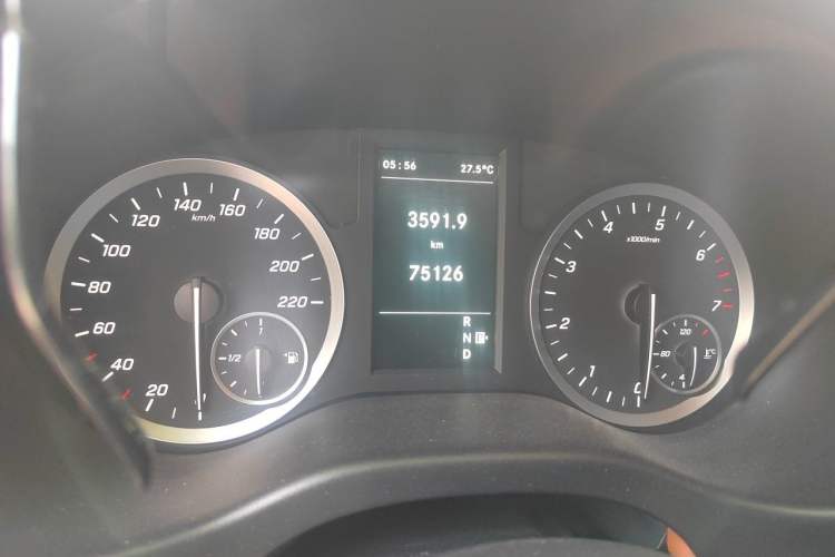 Used Mercedes-Benz Vito 2018 2.0T Elite Version 7 Seats China VI Emission Standard Odometer Close Up