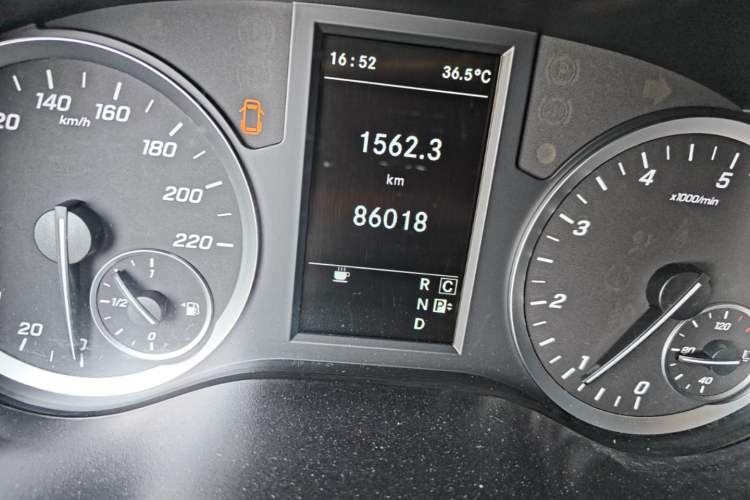 Used Mercedes-Benz Vito 2018 2.0T Business Version China VI Emission Standard Odometer Close Up