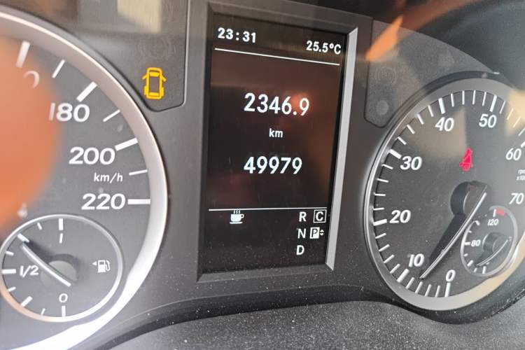 Used Mercedes-Benz Vito 2018 2.0T Business Version China V Emission Standard Odometer Close Up