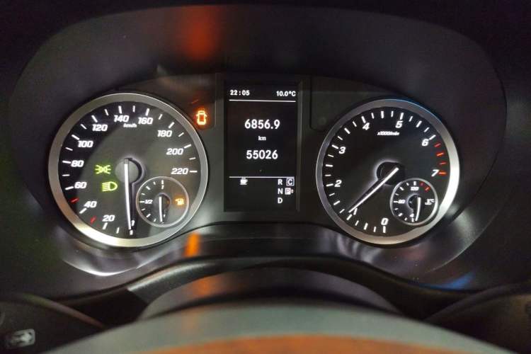 Used Mercedes-Benz Vito 2018 2.0T Business Version China VI Emission Standard Odometer Close Up
