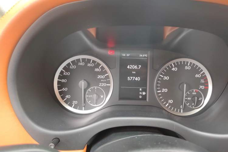 Used Mercedes-Benz Vito 2018 2.0T Business Version China V Emission Standard Odometer Close Up