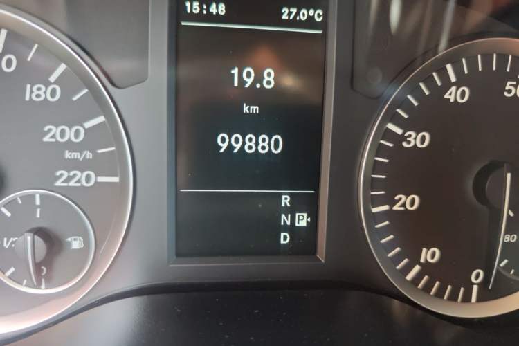 Used Mercedes-Benz Vito 2018 2.0T Business Version China V Emission Standard Odometer Close Up