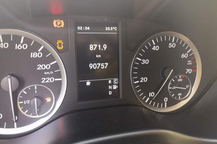 Used Mercedes-Benz Vito 2018 2.0T Elite Version 7 Seats China VI Emission Standard Odometer Close Up
