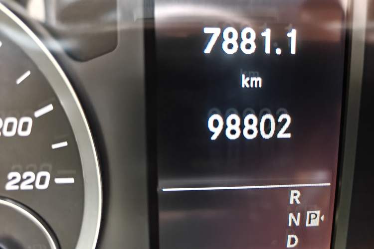 Used Mercedes-Benz Vito 2018 2.0T Elite Version 7 Seats China VI Emission Standard Odometer Close Up