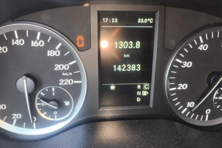Used Mercedes-Benz Vito 2018 2.0T Business Version China V Emission Standard Odometer Close Up