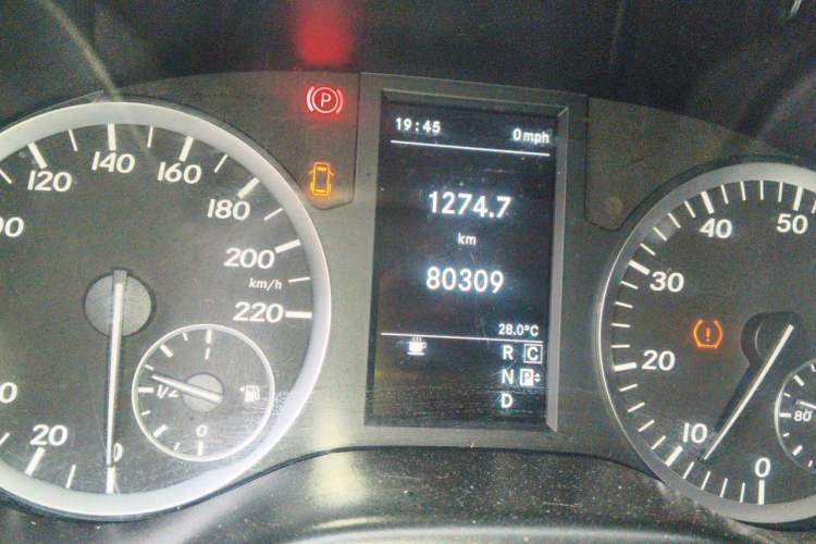 Used Mercedes-Benz Vito 2018 2.0T Business Version China V Emission Standard Odometer Close Up