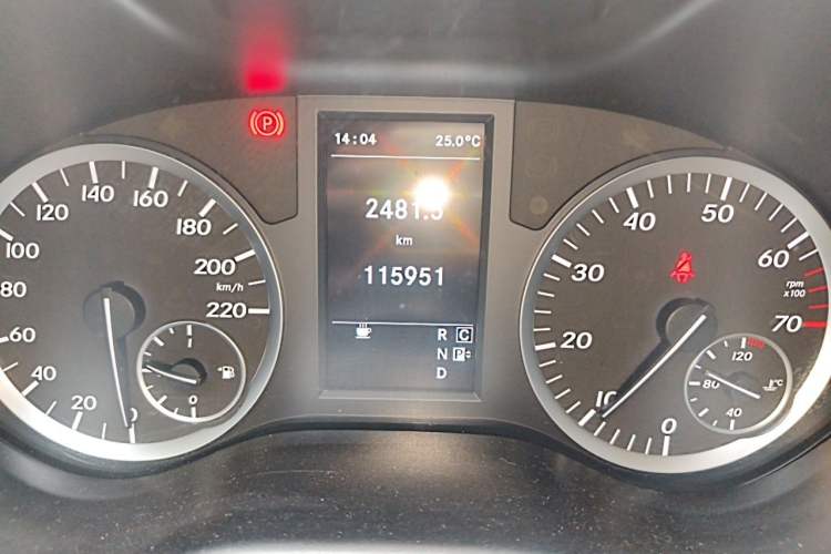 Used Mercedes-Benz Vito 2018 2.0T Elite Version 7 Seats China VI Emission Standard Odometer Close Up