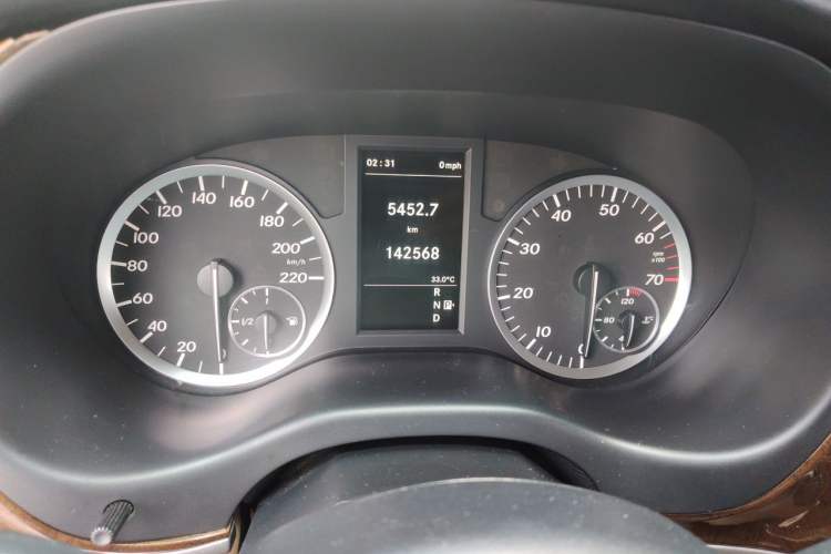 Used Mercedes-Benz Vito 2018 2.0T Business Version China VI Emission Standard Odometer Close Up