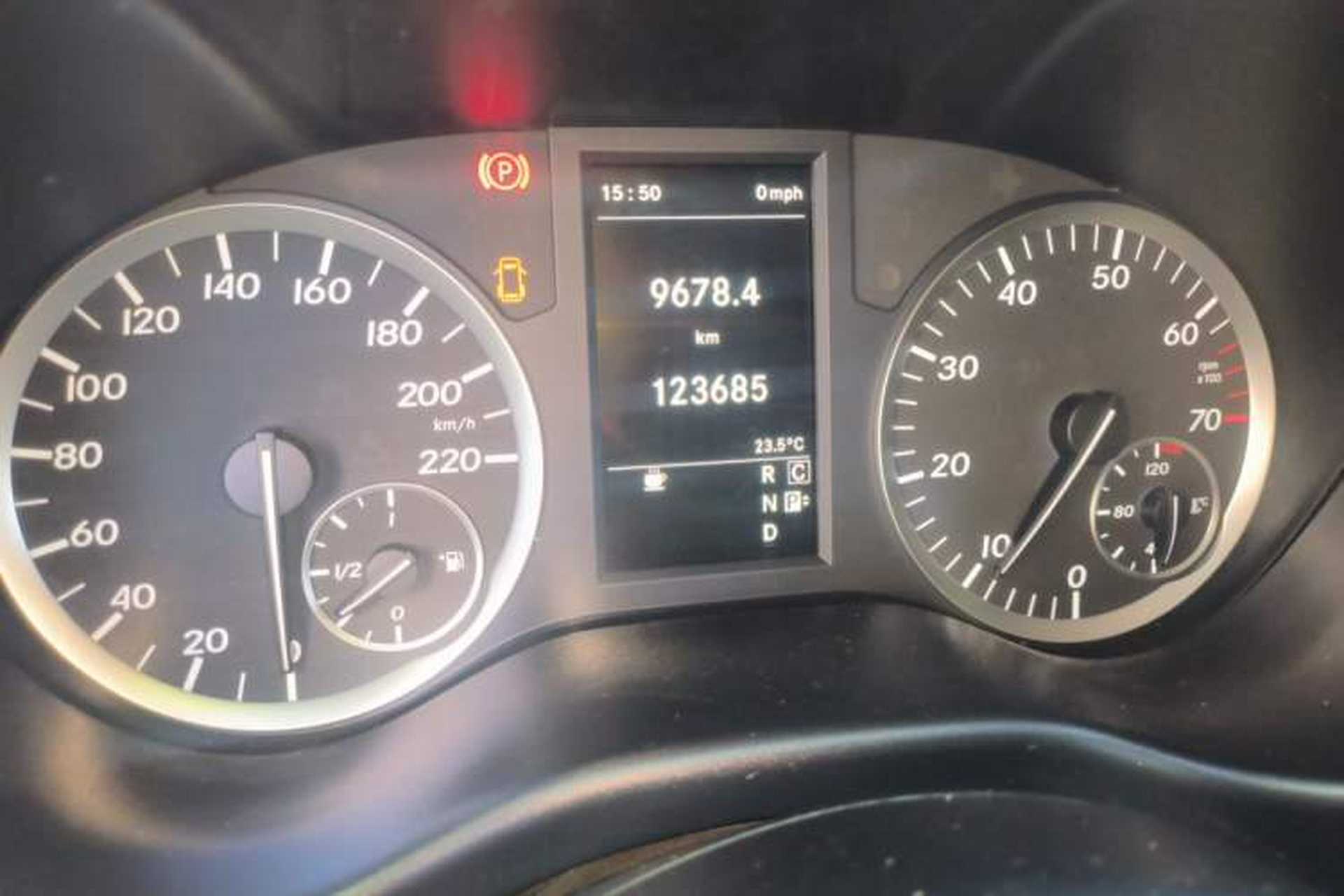 Used Mercedes-Benz Vito 2018 2.0T Elite Version 7 Seats China VI Emission Standard Odometer Close Up