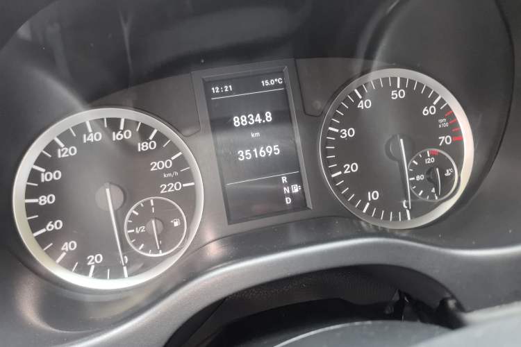 Used Mercedes-Benz Vito 2018 2.0T Business Version China V Emission Standard Odometer Close Up