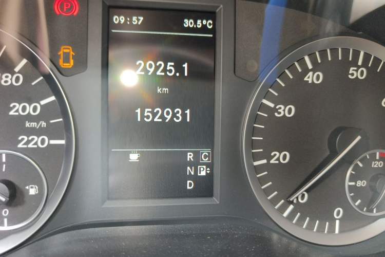 Used Mercedes-Benz Vito 2018 2.0T Business Version China V Emission Standard Odometer Close Up