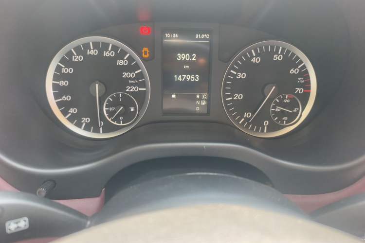 Used Mercedes-Benz Vito 2018 2.0T Business Version China VI Emission Standard Odometer Close Up