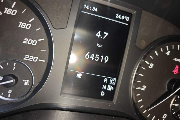 Used Mercedes-Benz Vito 2018 2.0T Business Version China VI Emission Standard Odometer Close Up