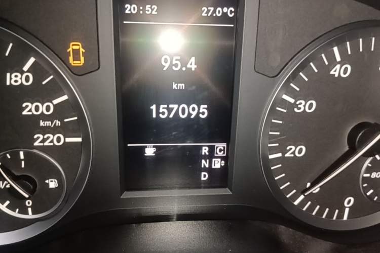 Used Mercedes-Benz Vito 2018 2.0T Business Version China V Emission Standard Odometer Close Up