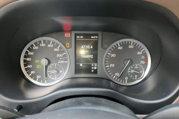 Used Mercedes-Benz Vito 2018 2.0T Business Version China VI Emission Standard Odometer Close Up