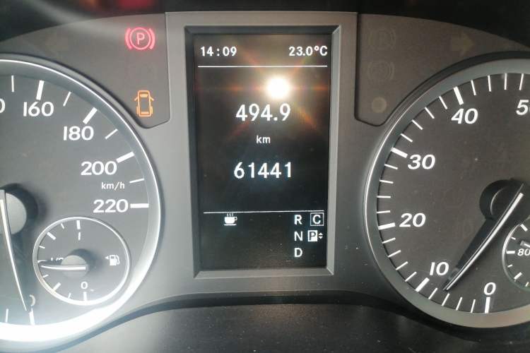 Used Mercedes-Benz Vito 2018 2.0T Business Version China V Emission Standard Odometer Close Up
