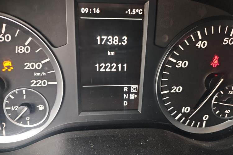 Used Mercedes-Benz Vito 2018 2.0T Business Version China VI Emission Standard Odometer Close Up