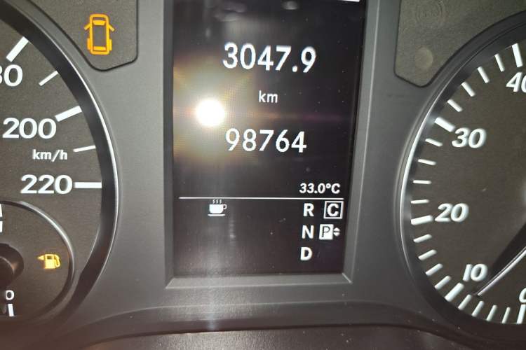 Used Mercedes-Benz Vito 2018 2.0T Elite Version 7 Seats China VI Emission Standard Odometer Close Up