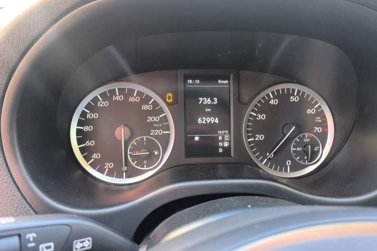 Used Mercedes-Benz Vito 2018 2.0T Business Version China V Emission Standard Odometer Close Up