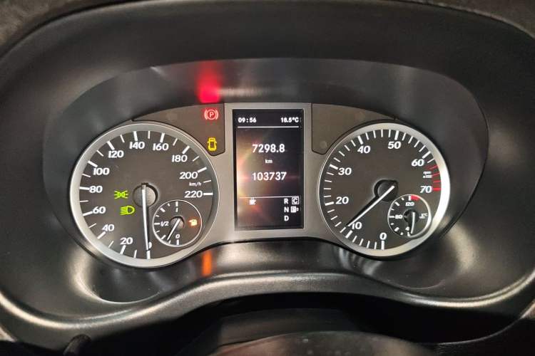 Used Mercedes-Benz Vito 2018 2.0T Business Version China VI Emission Standard Odometer Close Up