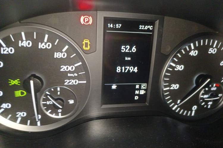 Used Mercedes-Benz Vito 2018 2.0T Business Version China VI Emission Standard Odometer Close Up