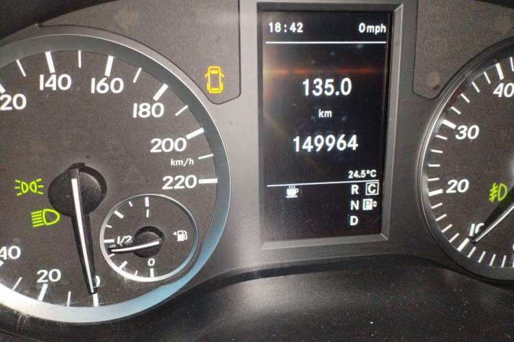 Used Mercedes-Benz Vito 2018 2.0T Business Version China VI Emission Standard Odometer Close Up