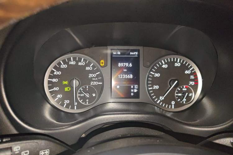 Used Mercedes-Benz Vito 2018 2.0T Business Version China VI Emission Standard Odometer Close Up