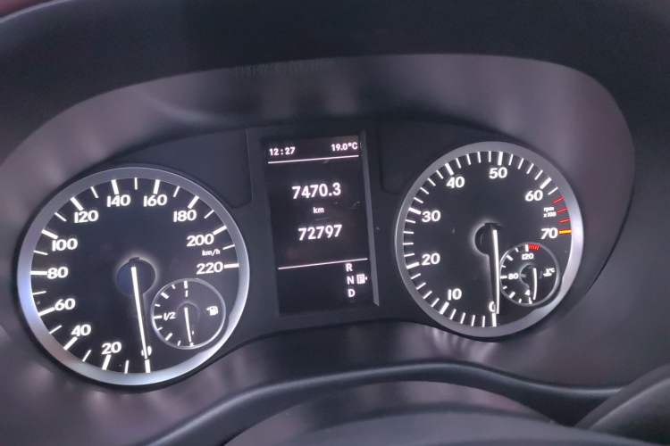 Used Mercedes-Benz Vito 2018 2.0T Business Version China VI Emission Standard Odometer Close Up