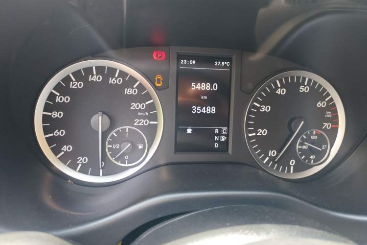 Used Mercedes-Benz Vito 2018 2.0T Business Version China VI Emission Standard Odometer Close Up