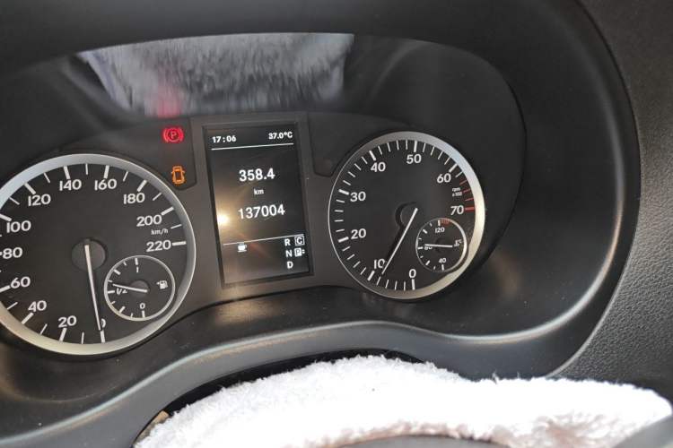 Used Mercedes-Benz Vito 2018 2.0T Business Version China VI Emission Standard Odometer Close Up