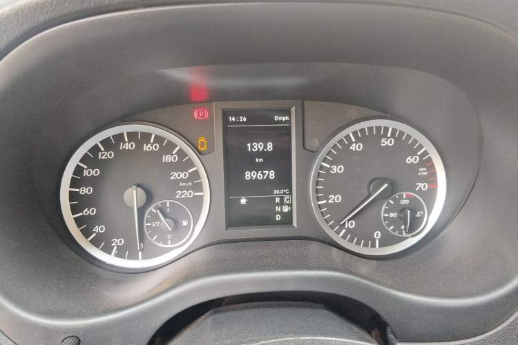 Used Mercedes-Benz Vito 2018 2.0T Business Version China VI Emission Standard Odometer Close Up
