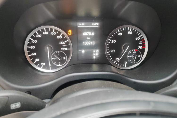 Used Mercedes-Benz Vito 2018 2.0T Business Version China V Emission Standard Odometer Close Up