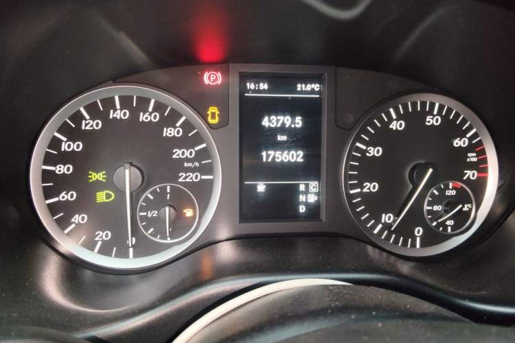 Used Mercedes-Benz Vito 2018 2.0T Business Version China V Emission Standard Odometer Close Up