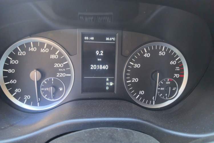 Used Mercedes-Benz Vito 2018 2.0T Business Version China VI Emission Standard Odometer Close Up